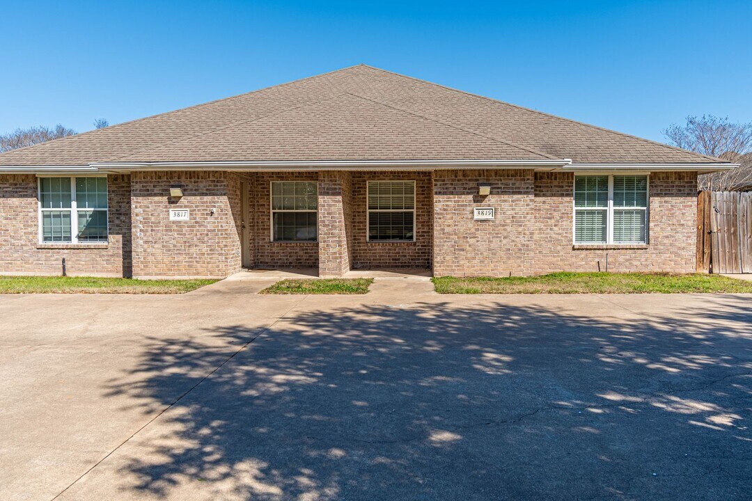 Available August 2026! 3 Bedroom 3 Bathroom Duplex with Fenced Yard! in College Station, TX - Building Photo