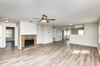 1433 Lauren Dr in Burleson, TX - Foto de edificio - Building Photo