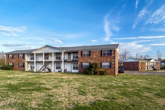 Pinecreek Apartments in Union City, TN - Building Photo - Building Photo