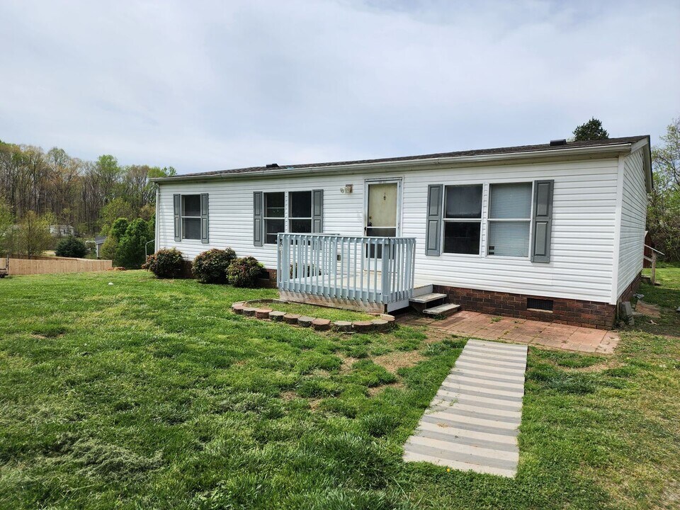 135 Gayle Dr in Troutman, NC - Building Photo