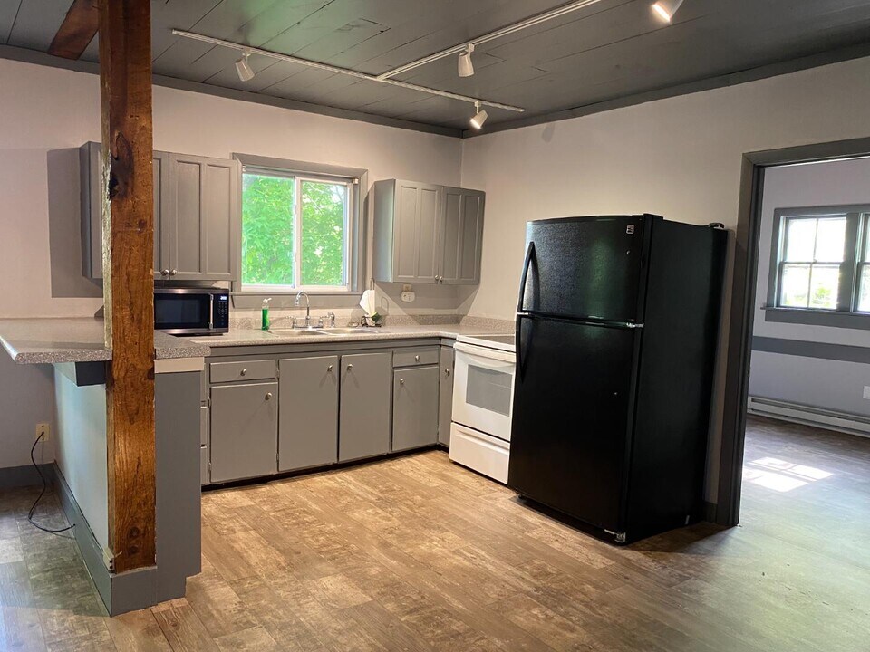 95 Hall Ave in Henniker, NH - Building Photo