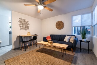 221 Girard Blvd SE, Unit Casita in Albuquerque, NM - Building Photo - Building Photo