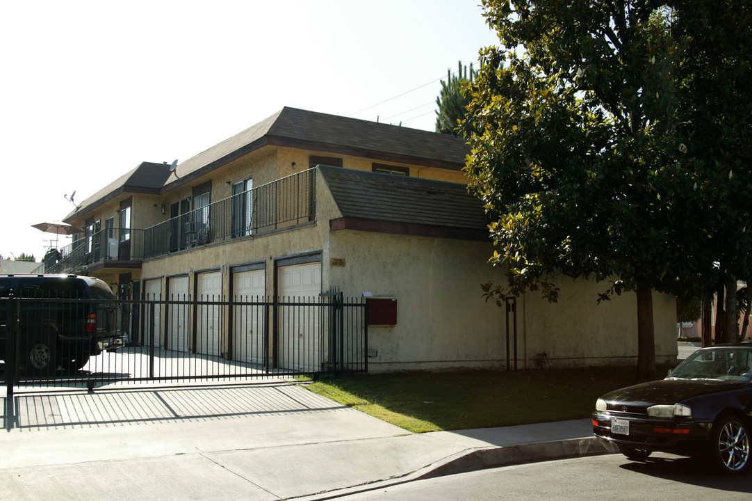 7052 Somerset Blvd in Paramount, CA - Foto de edificio