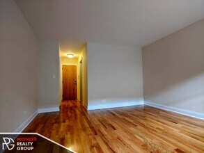 557 W Arlington Pl, Unit 206 in Chicago, IL - Building Photo - Building Photo