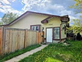 14204-14232 32 St NW in Edmonton, AB - Building Photo