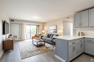 Country Village Towers in Spring Valley, NY - Foto de edificio - Building Photo