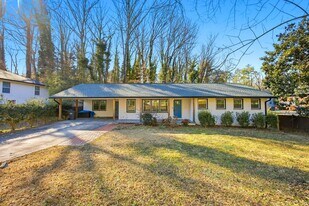 2717 S Clark Dr in East Point, GA - Building Photo