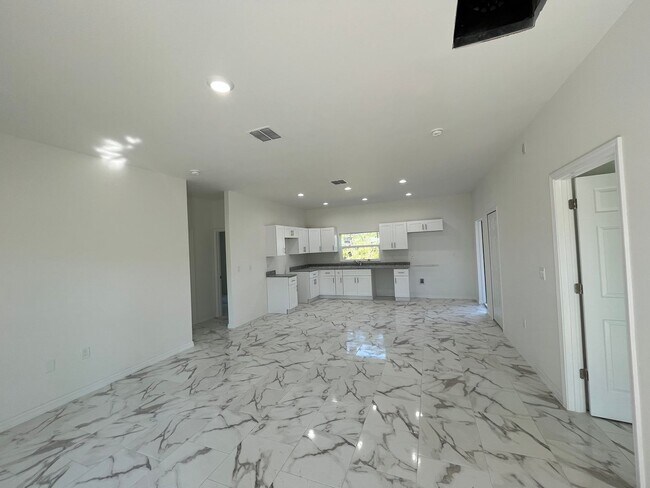 3310 27th St W in Lehigh Acres, FL - Building Photo - Building Photo