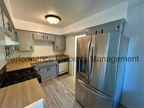 4324 Orrick Ct-Unit -B in Bakersfield, CA - Building Photo - Building Photo