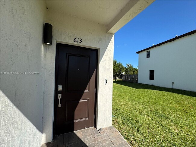613 NE 208th Terrace in Miami, FL - Building Photo - Building Photo