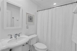 271 Broad Ave S in Naples, FL - Building Photo