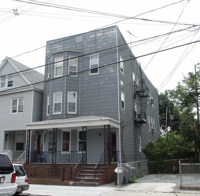 44 W 15th St in Bayonne, NJ - Building Photo - Building Photo