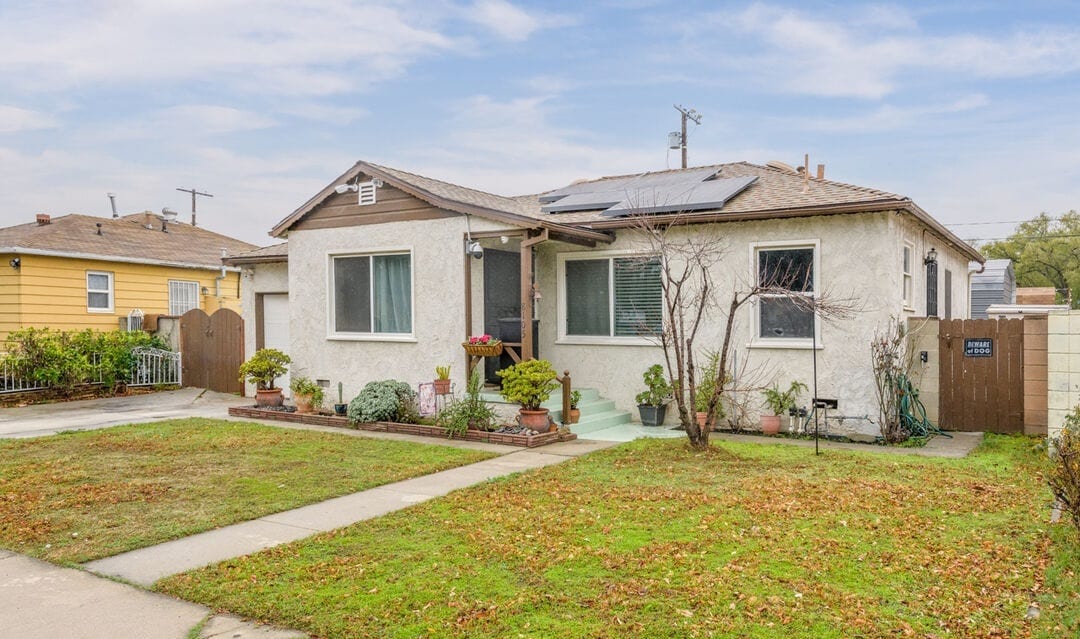 8105 Katherine Ave in Panorama City, CA - Building Photo