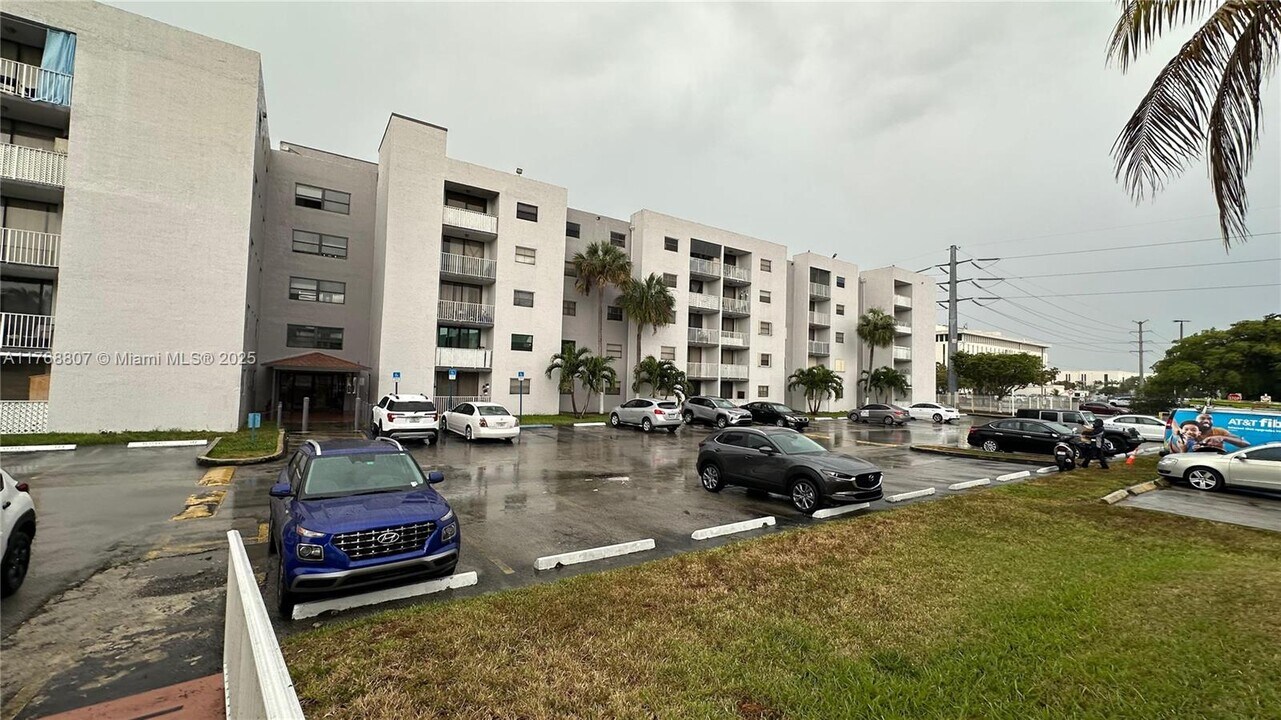 8075 NW 7th St in Miami, FL - Building Photo