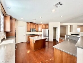 18 Blue Valley Dr in Henderson, NV - Building Photo - Building Photo
