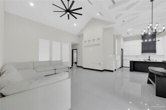 4610 Vikings Dr in San Juan, TX - Foto de edificio - Building Photo