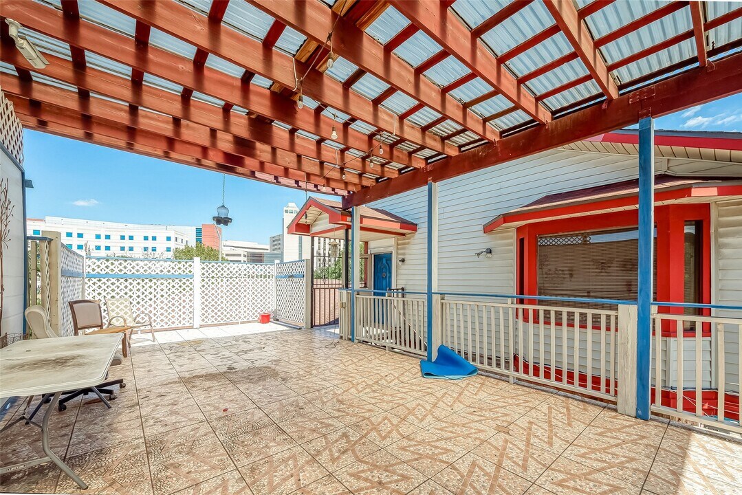 7711 Beechnut St in Houston, TX - Building Photo