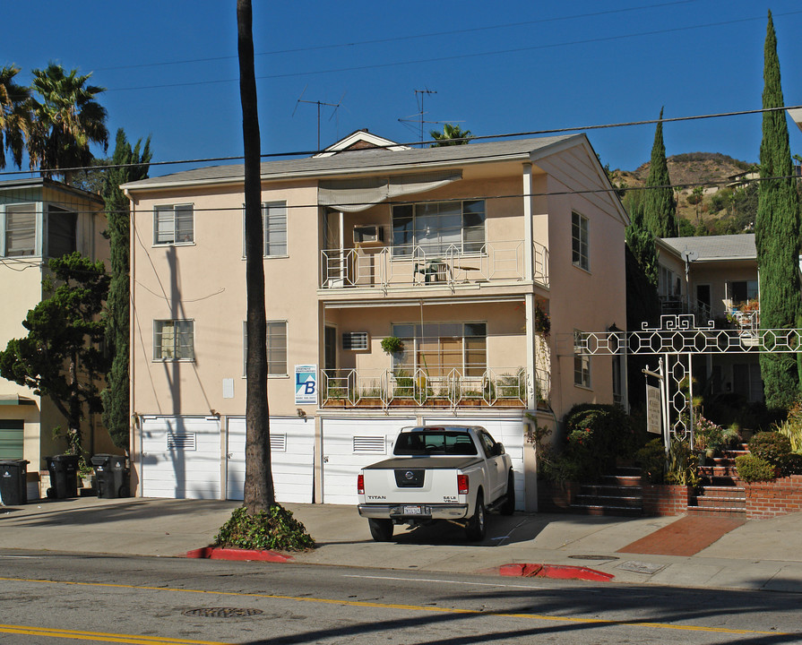 Hillcrest Apartments in Los Angeles, CA - Building Photo