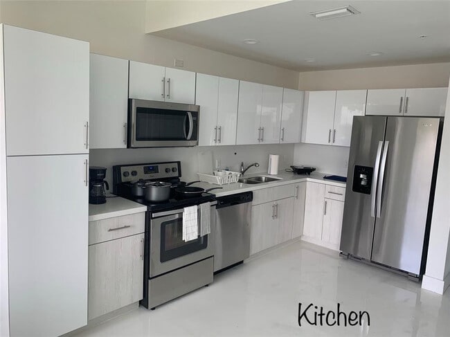 520 Foster Rd in Hallandale Beach, FL - Building Photo - Building Photo