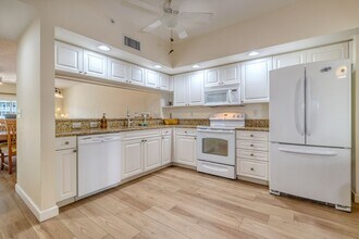 1200 Country Club Dr in Largo, FL - Building Photo - Building Photo