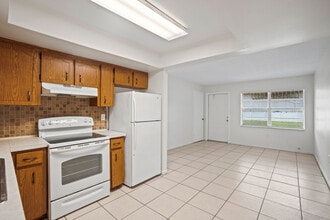 5901 Crestmont St, Unit A in Clearwater, FL - Foto de edificio - Building Photo