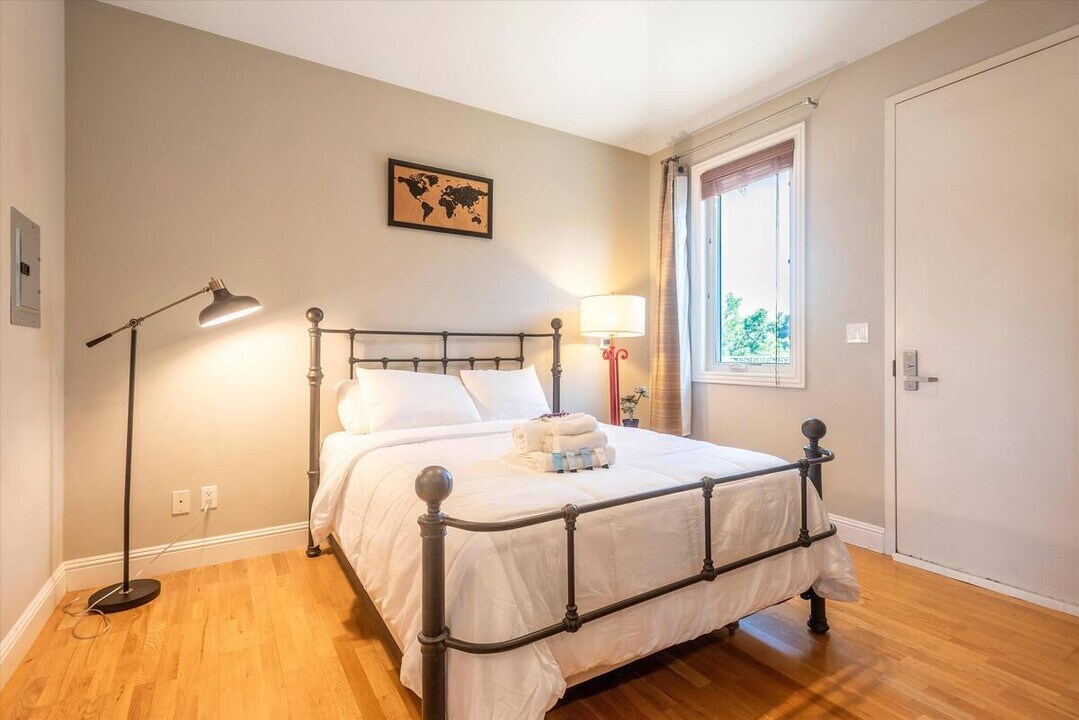 21 S Claremont St, Unit Sunny Studio in San Mateo, CA - Building Photo
