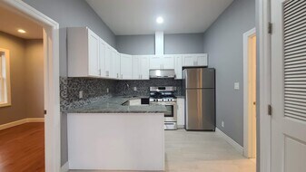 100 Griffith St in Jersey City, NJ - Building Photo