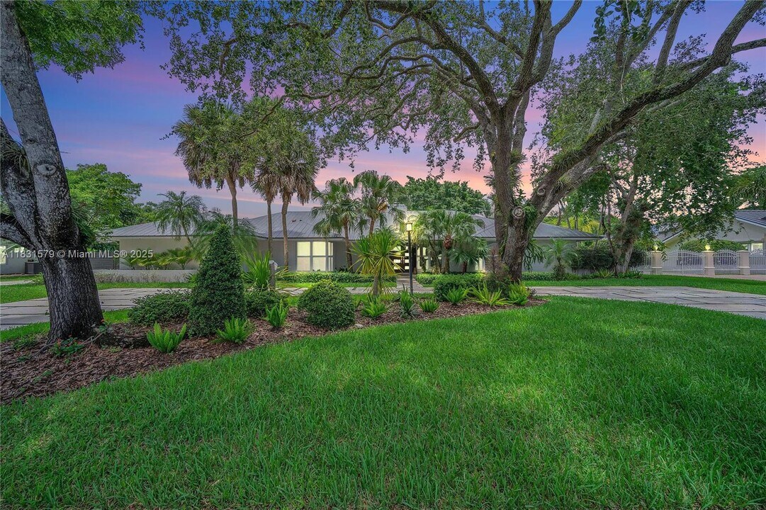 9121 SW 102nd St in Miami, FL - Foto de edificio