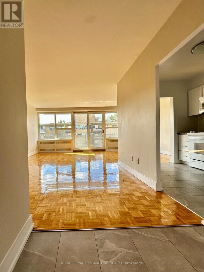 10 Shallmar Blvd in Toronto, ON - Building Photo - Building Photo