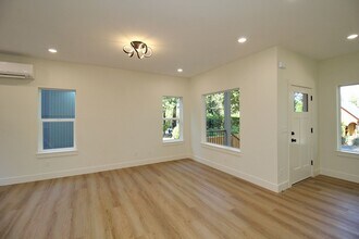 4660 SW Fairvale Ct in Portland, OR - Building Photo - Building Photo