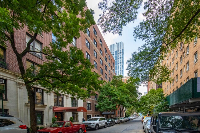 120 W 70th St in New York, NY - Foto de edificio - Building Photo
