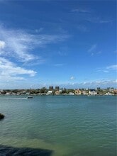 7902 Sailboat Key Blvd S, Unit 502 in South Pasadena, FL - Foto de edificio - Building Photo