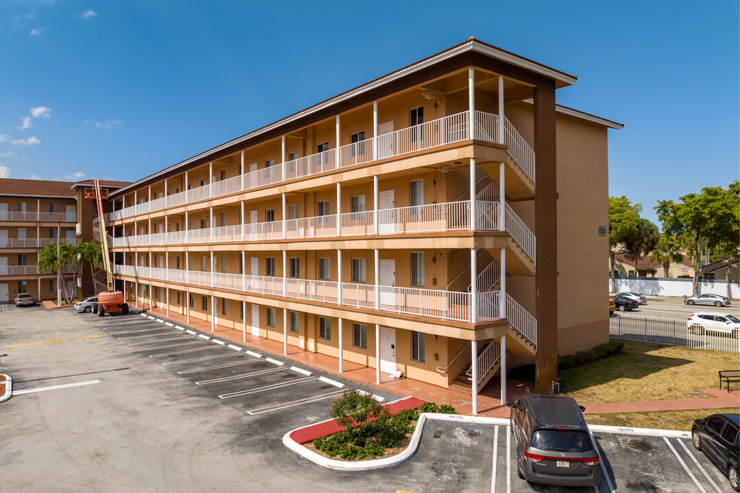 Venetia Villas in Hialeah, FL - Foto de edificio