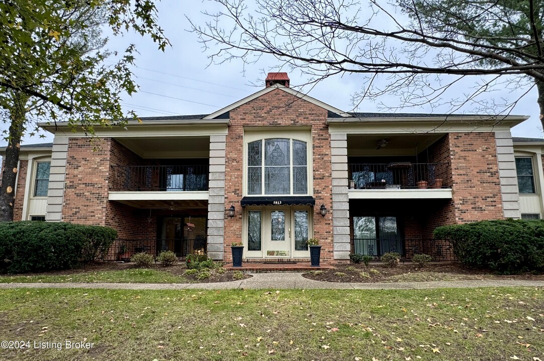 5813 Coach Gate Wynde in Windy Hills, KY - Foto de edificio