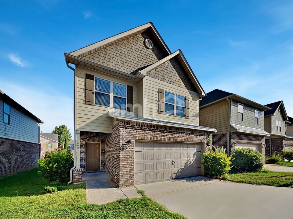 1240 Faye Ct in Mcdonough, GA - Building Photo