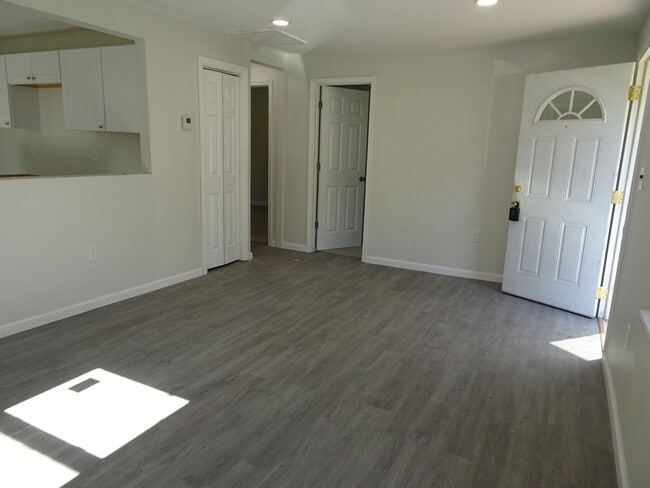 122 York Dr in Yorktown, VA - Building Photo - Building Photo