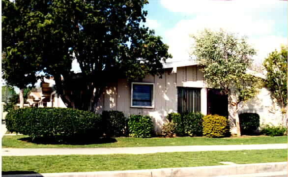 172-182 N Holly St in Orange, CA - Building Photo - Building Photo