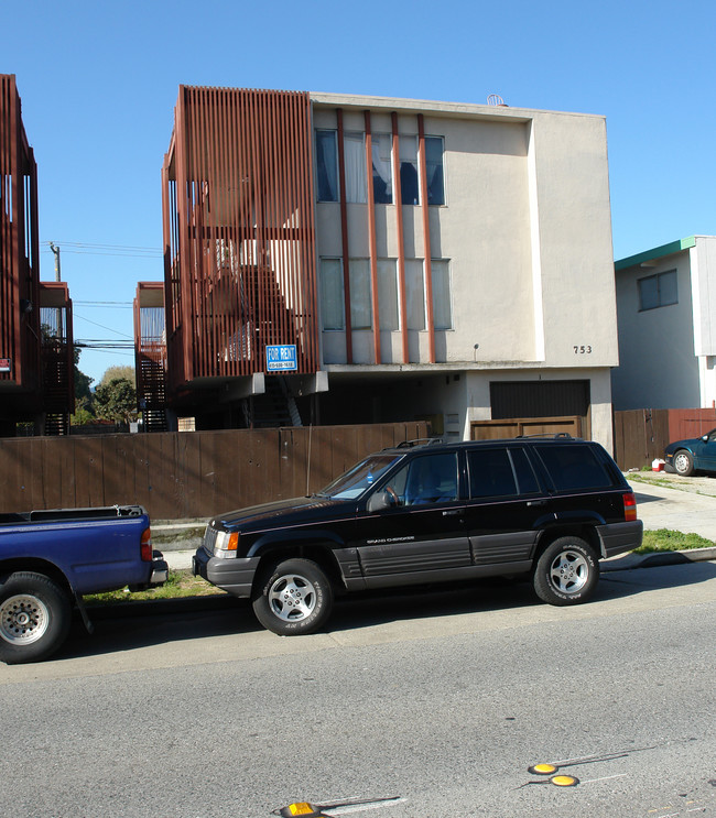 753 N Amphlett Blvd in San Mateo, CA - Foto de edificio - Building Photo