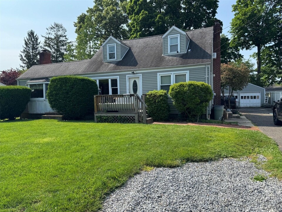 7 Chester St in East Northport, NY - Building Photo
