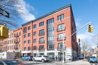 30 Henry St in Brooklyn, NY - Foto de edificio - Building Photo