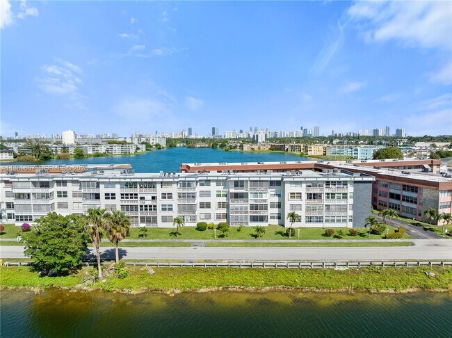 18601 NE 14th Ave in Miami, FL - Building Photo - Building Photo