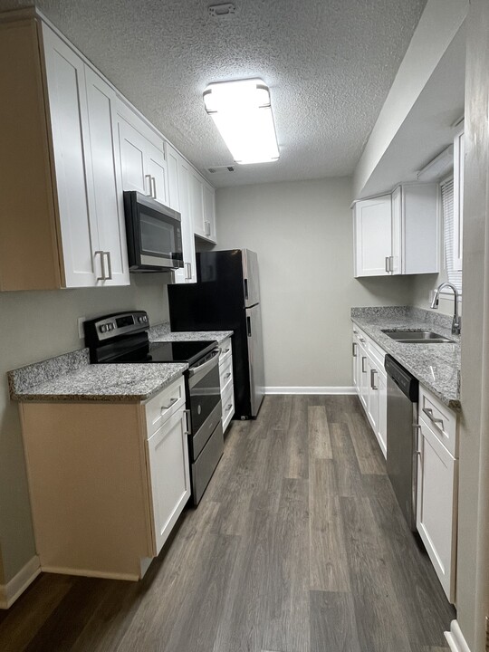 8241 Glenwoods Dr in Riverdale, GA - Building Photo