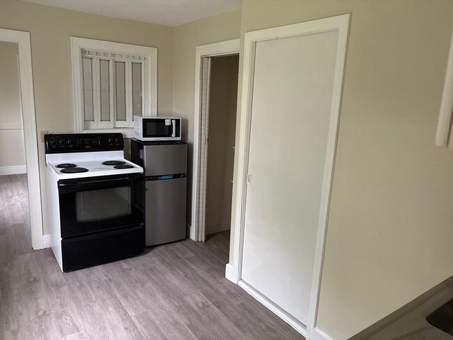 6 Holstrom Ct, Unit Apt 2 in Auburn, MA - Building Photo - Building Photo