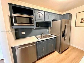 155 Ocean Ln Dr in Key Biscayne, FL - Building Photo - Building Photo