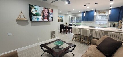 694 Douglas Ave in Altamonte Springs, FL - Foto de edificio - Building Photo