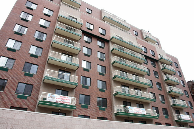 58-25 Queens Blvd in Woodside, NY - Building Photo - Building Photo