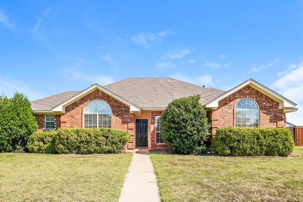 321 Sondra Way in Red Oak, TX - Building Photo