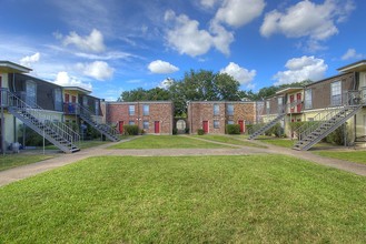 Oaks of Baytown Apartments in Baytown, TX - Building Photo - Building Photo