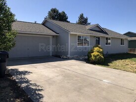 3234 SW Salmon Ave in Redmond, OR - Building Photo