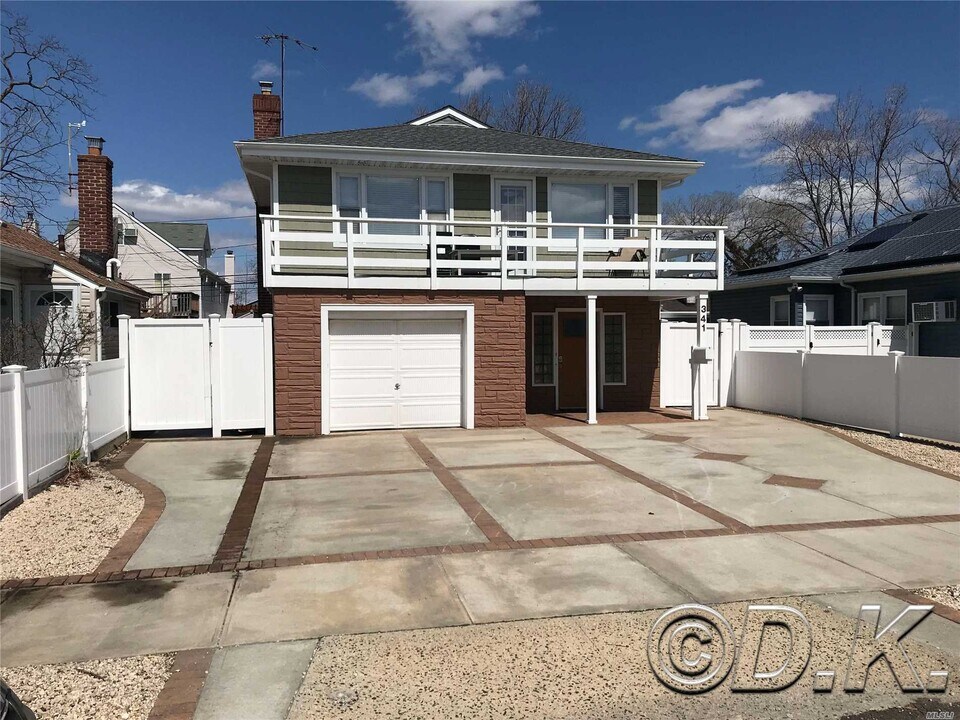 341 E Hudson St-Unit -Main in Long Beach, NY - Building Photo
